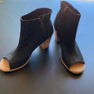Women’s Tom’s wedges size 10